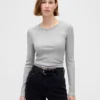 Modernes, kurz geschnittenes T-Shirt mit Rippbündchen