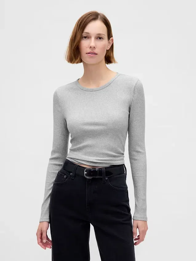 Modernes, kurz geschnittenes T-Shirt mit Rippbündchen