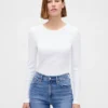 Modernes, kurz geschnittenes T-Shirt mit Rippbündchen
