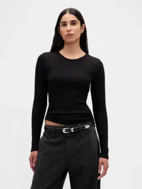 Modernes, kurz geschnittenes T-Shirt mit Rippbündchen
