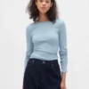 Modernes, kurz geschnittenes T-Shirt mit Rippbündchen