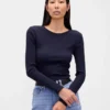Modernes, kurz geschnittenes T-Shirt mit Rippbündchen