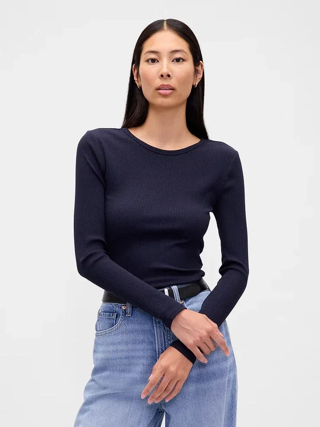 Modernes, kurz geschnittenes T-Shirt mit Rippbündchen