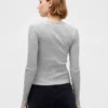 Modernes, kurz geschnittenes T-Shirt mit Rippbündchen
