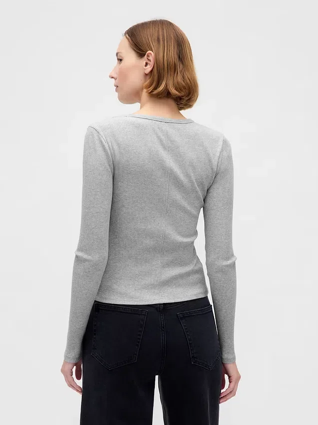 Modernes, kurz geschnittenes T-Shirt mit Rippbündchen