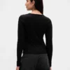 Modernes, kurz geschnittenes T-Shirt mit Rippbündchen