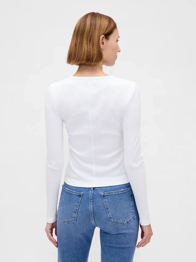 Modernes, kurz geschnittenes T-Shirt mit Rippbündchen