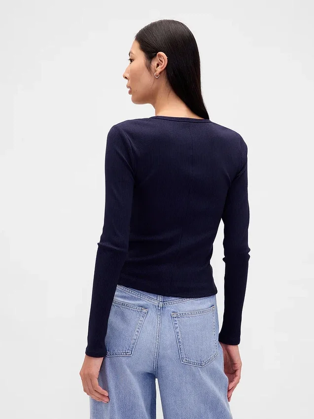 Modernes, kurz geschnittenes T-Shirt mit Rippbündchen