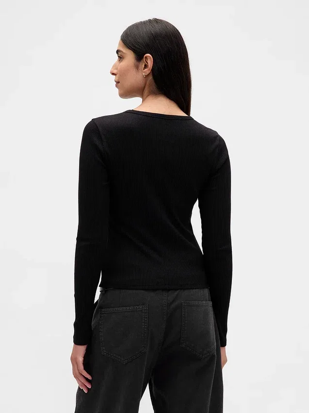 Modernes, kurz geschnittenes T-Shirt mit Rippbündchen
