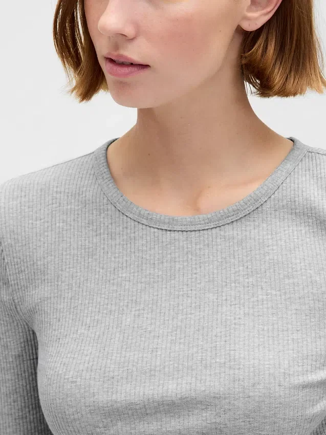 Modernes, kurz geschnittenes T-Shirt mit Rippbündchen