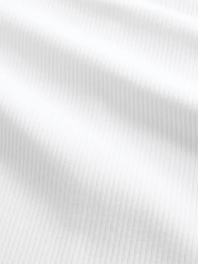 Modernes, kurz geschnittenes T-Shirt mit Rippbündchen