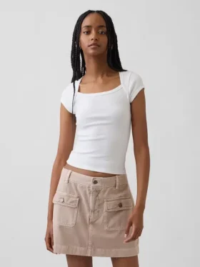 Modernes, kurzes T-Shirt mit quadratischem Ausschnitt
