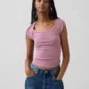 Modernes, kurzes T-Shirt mit quadratischem Ausschnitt