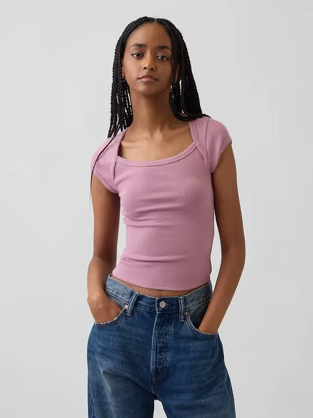 Modernes, kurzes T-Shirt mit quadratischem Ausschnitt