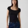 Modernes, kurzes T-Shirt mit quadratischem Ausschnitt