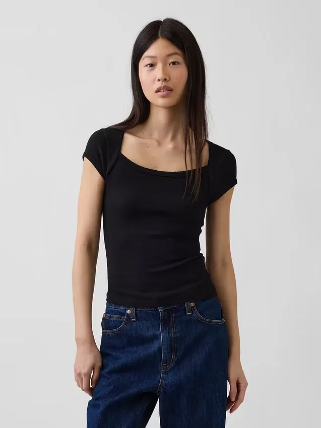 Modernes, kurzes T-Shirt mit quadratischem Ausschnitt