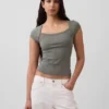 Modernes, kurzes T-Shirt mit quadratischem Ausschnitt