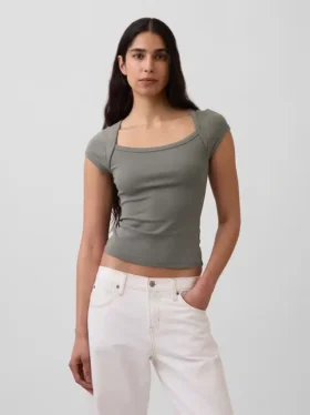 Modernes, kurzes T-Shirt mit quadratischem Ausschnitt