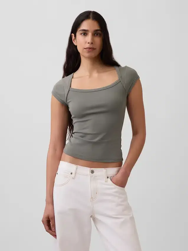 Modernes, kurzes T-Shirt mit quadratischem Ausschnitt