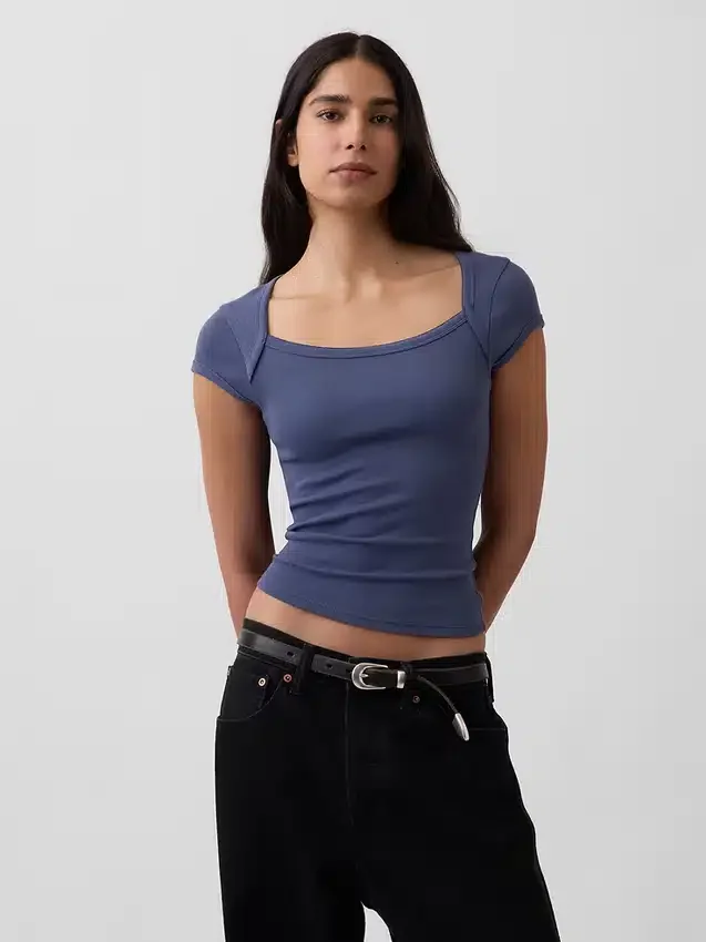 Modernes, kurzes T-Shirt mit quadratischem Ausschnitt