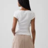 Modernes, kurzes T-Shirt mit quadratischem Ausschnitt