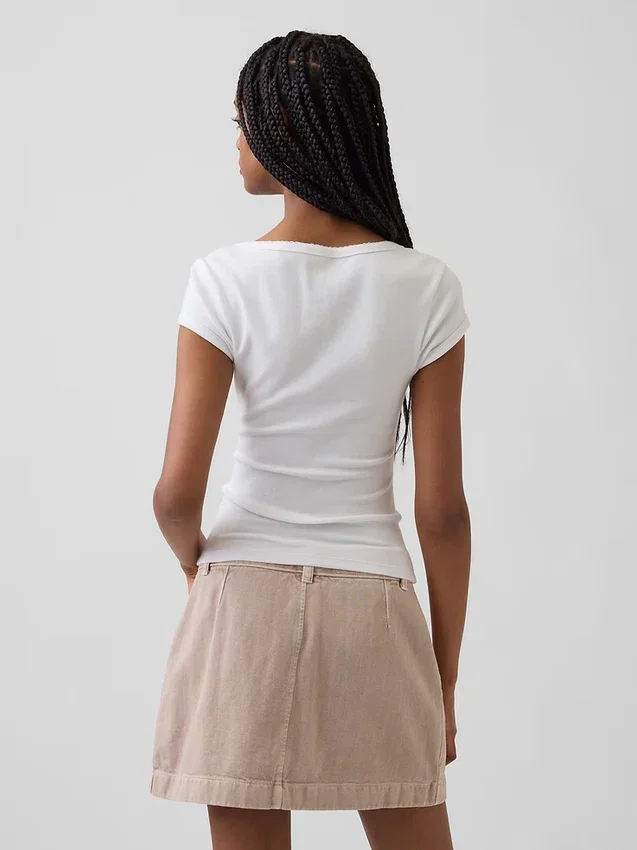 Modernes, kurzes T-Shirt mit quadratischem Ausschnitt