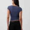 Modernes, kurzes T-Shirt mit quadratischem Ausschnitt