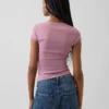 Modernes, kurzes T-Shirt mit quadratischem Ausschnitt