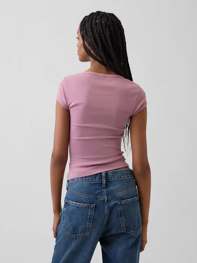 Modernes, kurzes T-Shirt mit quadratischem Ausschnitt