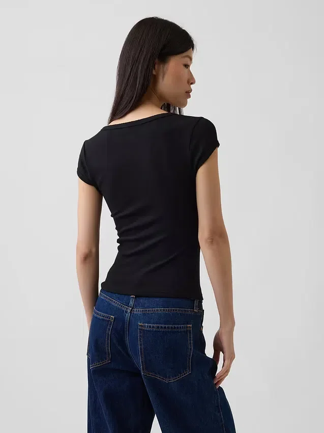 Modernes, kurzes T-Shirt mit quadratischem Ausschnitt