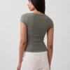Modernes, kurzes T-Shirt mit quadratischem Ausschnitt
