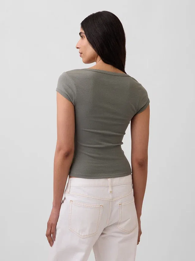 Modernes, kurzes T-Shirt mit quadratischem Ausschnitt