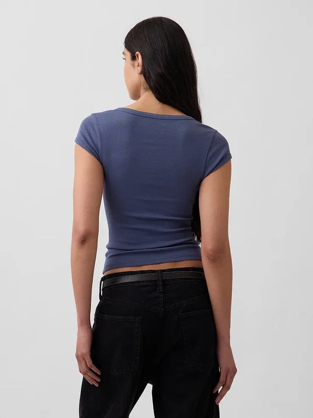 Modernes, kurzes T-Shirt mit quadratischem Ausschnitt