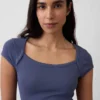 Modernes, kurzes T-Shirt mit quadratischem Ausschnitt