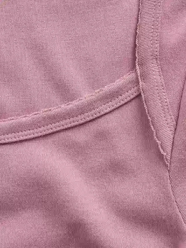 Modernes, kurzes T-Shirt mit quadratischem Ausschnitt