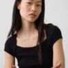 Modernes, kurzes T-Shirt mit quadratischem Ausschnitt