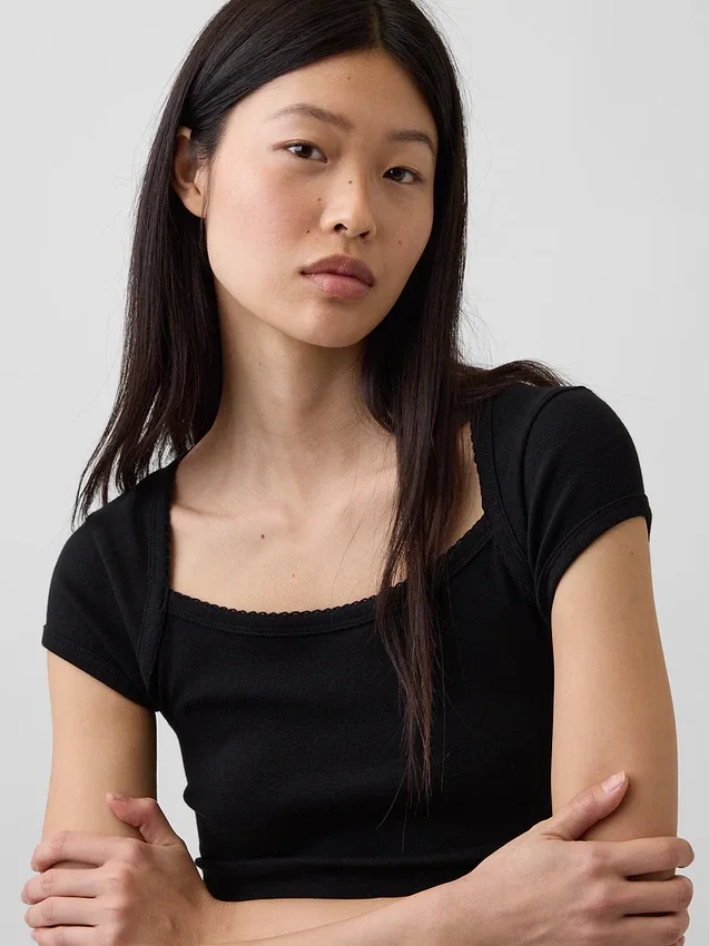 Modernes, kurzes T-Shirt mit quadratischem Ausschnitt