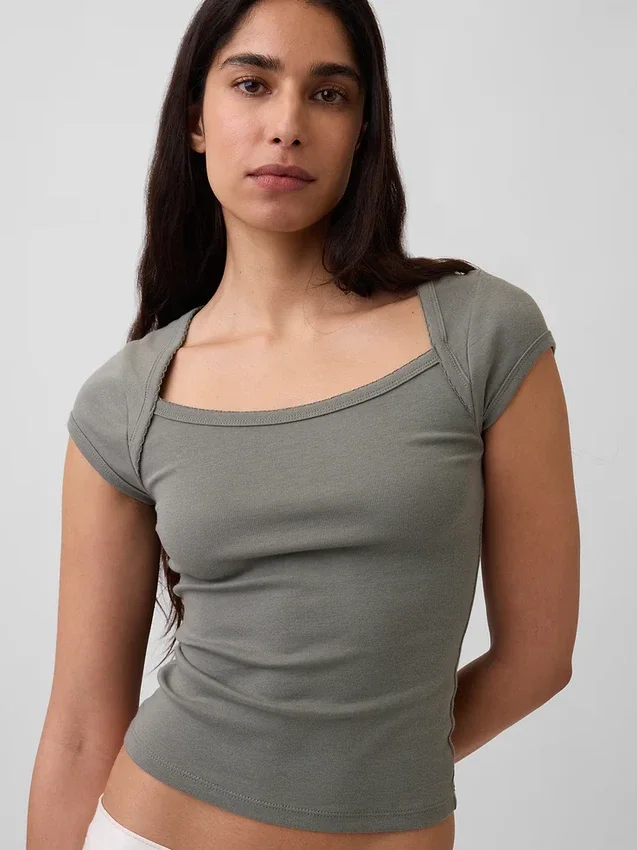 Modernes, kurzes T-Shirt mit quadratischem Ausschnitt