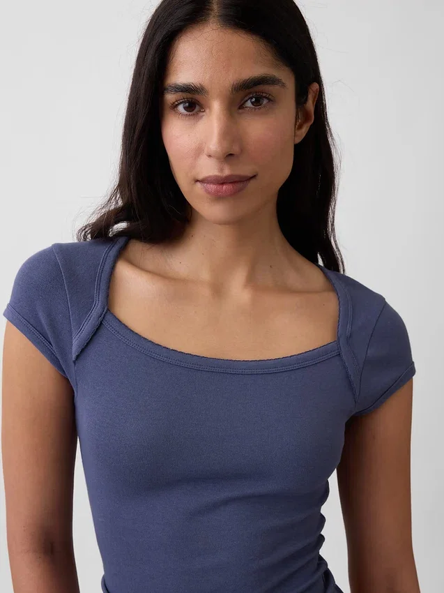 Modernes, kurzes T-Shirt mit quadratischem Ausschnitt