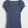 Modernes, kurzes T-Shirt mit quadratischem Ausschnitt