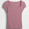 Modernes, kurzes T-Shirt mit quadratischem Ausschnitt