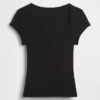 Modernes, kurzes T-Shirt mit quadratischem Ausschnitt