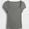 Modernes, kurzes T-Shirt mit quadratischem Ausschnitt