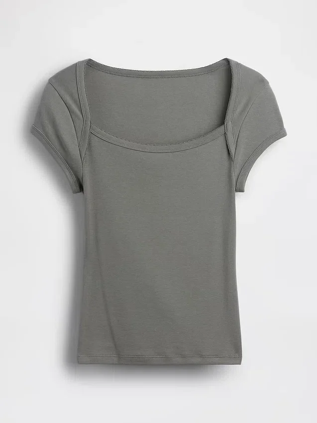 Modernes, kurzes T-Shirt mit quadratischem Ausschnitt