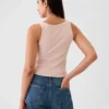 Modernes, kurzes Tanktop