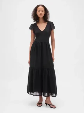Modernes Maxi-Kleid aus verschiedenen Materialien mit Rüschen