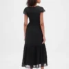 Modernes Maxi-Kleid aus verschiedenen Materialien mit Rüschen