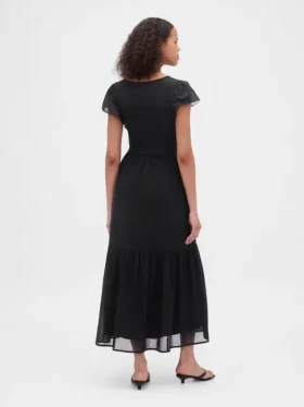 Modernes Maxi-Kleid aus verschiedenen Materialien mit Rüschen