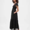 Modernes Maxi-Kleid aus verschiedenen Materialien mit Rüschen