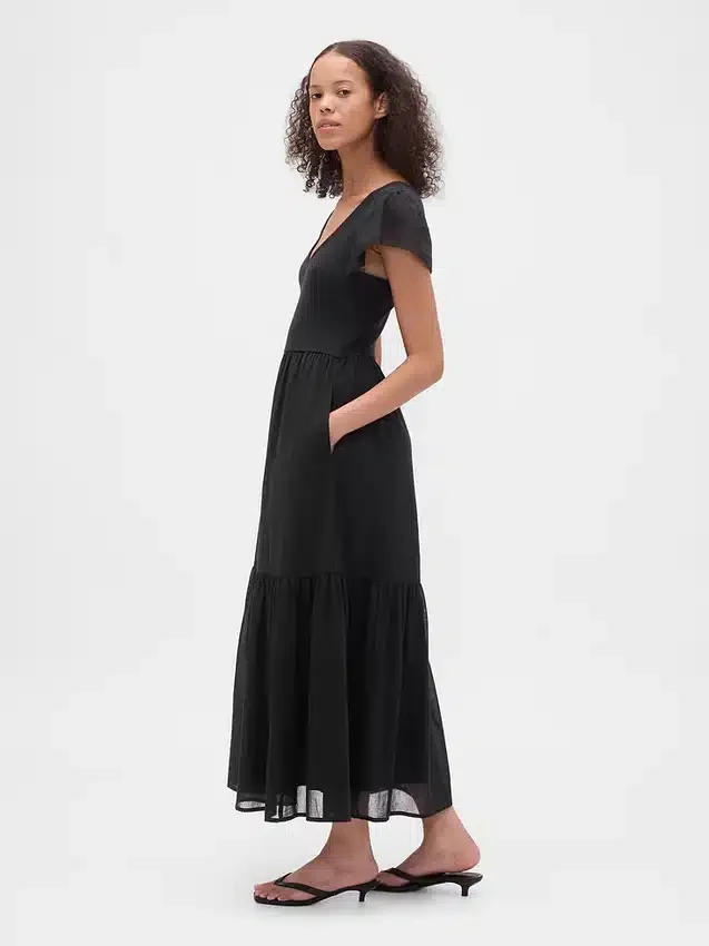 Modernes Maxi-Kleid aus verschiedenen Materialien mit Rüschen